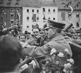 Hitlerova kariéra / Adolf Hitler - Vzestup a pád vůdce zla (1977)