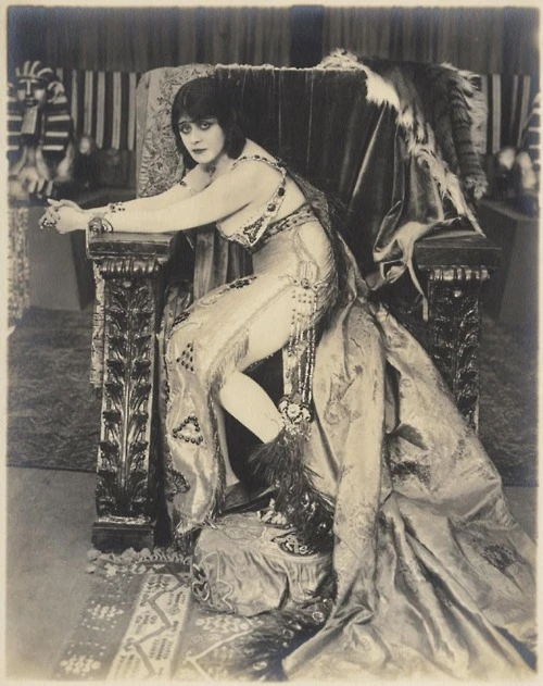 Theda Bara ve filmu Cleopatra, autor fotografie: Albert Witzel Studio, 1917