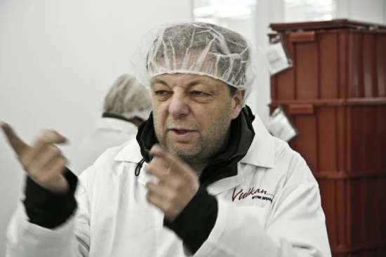 Milan Šteindler při natáčení v továrně na prezervativy
