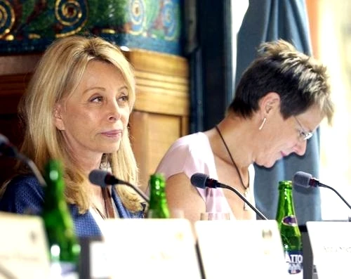Anna Sheppard na tiskové konferenci při světové premiéře v Praze