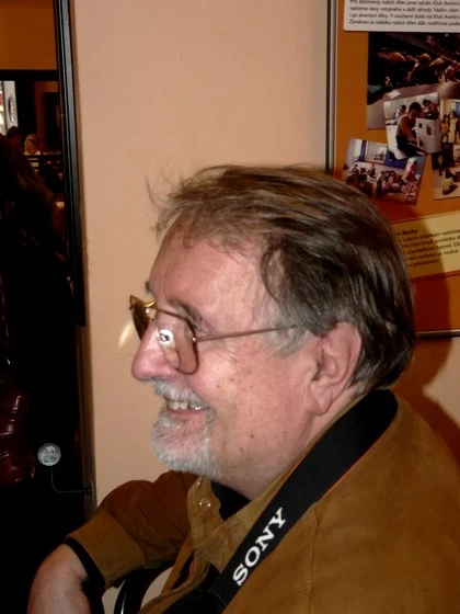 Eduard Hrubeš ve Švandově divadle při odhalování pamětní desky Vlasty Buriana (25.4.2008)
