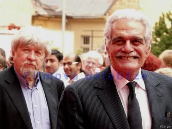 Miroslav Ondříček a Omar Sharif přicházejí na slavnostní zahájení ArtFilmu 2008