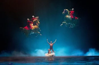 Cirque du Soleil: Vzdálené světy (2012)