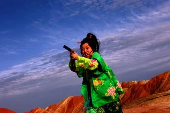 Zbytečná krutost aneb Žena, pistole a obchod s nudlemi (2009)