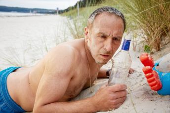 Poplach na nudistické pláži (2016) [TV epizoda]