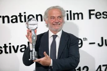 Giorgio Colangeli přebírá cenu na MFF Karlovy Vary