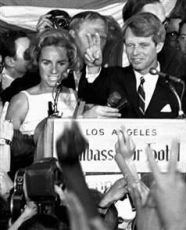 Robert F. Kennedy na osudnom prejave v hoteli Ambassador v Los Angeles Robert F. Kennedy