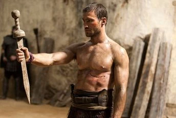 Spartacus: Krev a písek (2010) [TV seriál]