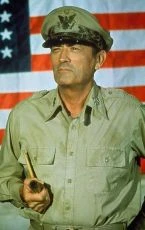 Generál MacArthur (1977)