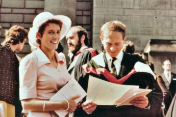 Vladimír Pucholt se svou manželkou Rosemary na své promoci 20. června 1974; v rukou drží svůj lékařský diplom
