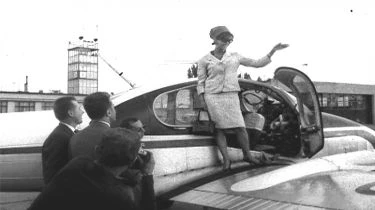 Claudia Cardinale pri priletu do KV 1964