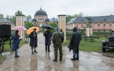 Z natáčení / Déšť / Deštivé počasí u zámku ve Veltrusech v původním scénáři nebylo. Pro zachování kontinuity záběrů tak byly některé z navazujících scén kropeny.