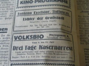 zdroj: Ústav filmu a audiovizuální kultury na Filozofické fakultě, Masarykova Univerzita, denní tisk z 08.07.1932, u nás byla uváděna německá verze filmu pod názvem "Drei Tage Kasernarrest"