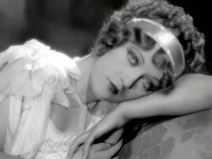 Slečna Peggy v pokušení (1928)