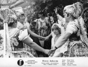 Dvere dokorán (1977)