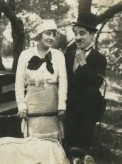 Chaplin v parku (1915)