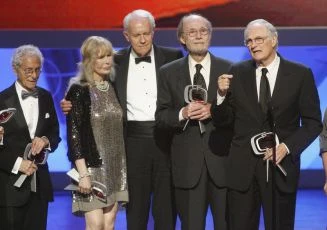 Herci ze seriálu M.A.S.H. v roce 2009: Allan Arbus, Loretta Swift, Mike Farrell, Burt Metcalfe a Alan Alda