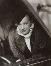 Dressed to Thrill (1935)