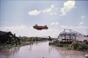 Muž se zlatou zbraní (1974)