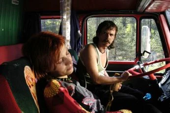 Šedý kamion červené barvy (2004)
