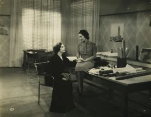 Lili Berky a Lia Szepes sedí na stole