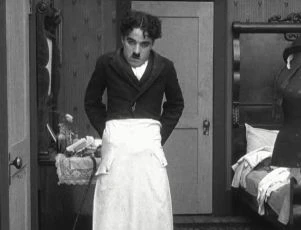 Chaplin dokonalou dámou (1915)