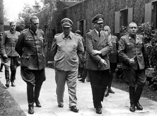 Wilhelm Keitel,  Hermann Göring,  Adolf Hitler a  Martin Bormann