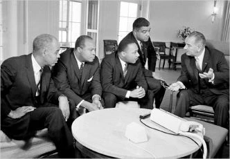 Whitney Young,  Martin Luther King, James Farmer a prezident  Lyndon B. Johnson