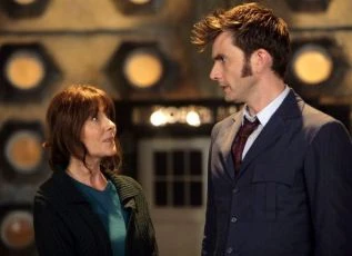 Elisabeth Sladen jako Sarah Jane a  David Tennant jako Desátý Doktor