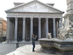 Petr Václav před Pantheonem v Římě
