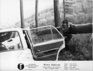 Dvere dokorán (1977)