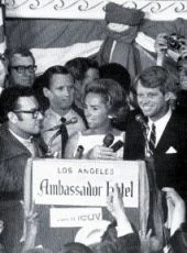 Robert F. Kennedy na osudnom prejave v hoteli Ambassador v Los Angeles