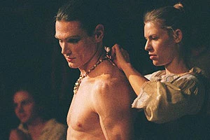 Krása na scéně (2004)