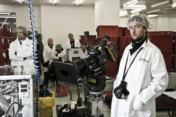 Tomáš Sysel v továrně na prezervativy při přípravě na další záběr