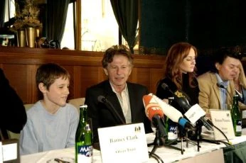 Barney Clark, Roman Polanski, Leanne Rowe a Jamie Foreman na tiskové konferenci při světové premiéře v Praze