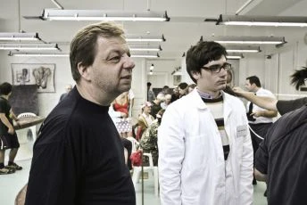 Milan Šteindler a Vojtěch Kotek při natáčení v pitevně