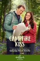Polibek pod jehličím (Campfire Kiss)